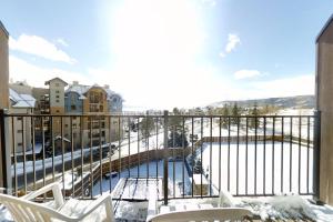 斯廷博特斯普林斯Snow Flower 309的阳台享有积雪覆盖的街道的景色。