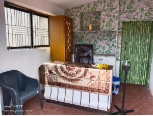 乌提Memmsta Hotels - 1587的一间卧室配有一张床、一把椅子和一个壁炉