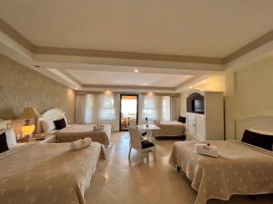 特克塞丁戈艾克瑟拉里斯会议及Spa大酒店 的酒店客房带两张床和一个客厅
