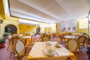 里奥马里纳日欧苏尔玛瑞酒店的一间在房间内配有桌椅的餐厅