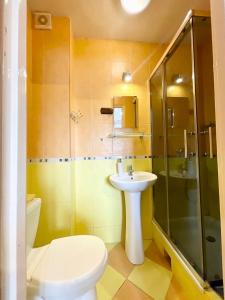 弗瓦迪斯瓦沃沃Promyk的浴室配有卫生间、盥洗盆和淋浴。