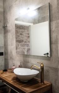 雷东德拉Casa D'Mina的浴室设有白色的碗水槽和镜子