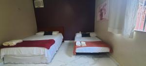 索雷Hospedaria Salém的双床间设有2张单人床。