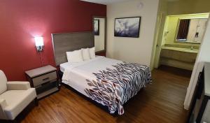 科尼利厄斯Red Roof Inn & Suites Cornelius - Lake Norman的一间酒店客房 - 带一张床和一间浴室