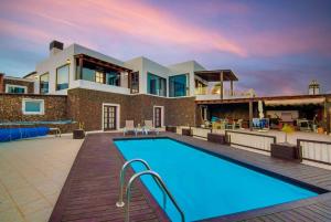 亚伊萨Villa Vista Mar的一座带游泳池和房子的别墅