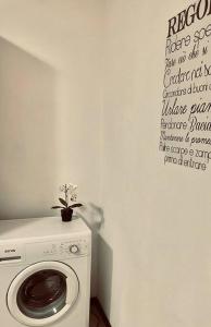 罗马La Dolce Vita的浴室内的洗衣机,墙上有标志