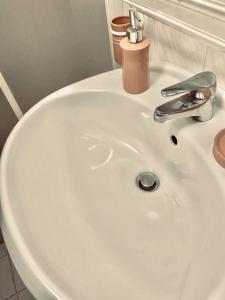 罗马La Dolce Vita的白色浴室水槽和水龙头