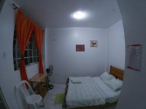 纳斯卡Nanasqa Hostel en Nasca / Nazca的一间小卧室,配有床和窗户