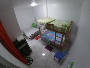 纳斯卡Nanasqa Hostel en Nasca / Nazca的卧室享有上方的景致,配有双层床