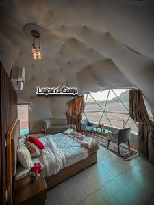 瓦迪拉姆Rum Legend camp的一间卧室设有一张大床和一个大窗户