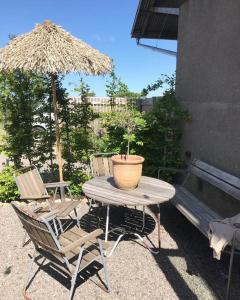 瓦尔贝里Bo på Kvarnen的桌椅,盆栽和雨伞