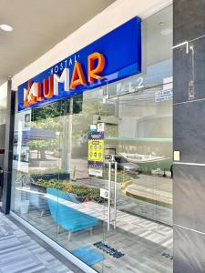 巴兰基亚Hostal Lumar的窗口上带有标志的沃尔玛商店