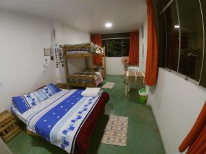 纳斯卡Nanasqa Hostel en Nasca / Nazca的一间卧室配有一张床和一把椅子