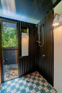图里亚尔瓦Tiny garden house的带淋浴和镜子的墙壁浴室
