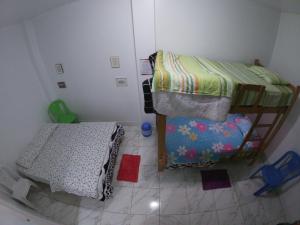 纳斯卡Nanasqa Hostel en Nasca / Nazca的一间小卧室,配有两张双层床和瓷砖地板