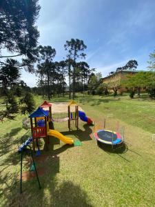 拉戈阿韦梅利亚Lagoa Parque Hotel的拥有多种不同类型游戏设备的游乐场