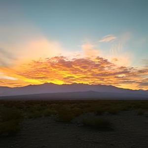 乌斯帕亚塔cabañas de montaña的沙漠中的日落,山 ⁇ 背景