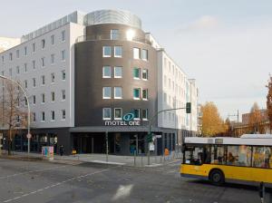 柏林文柏林贝勒福汽车旅馆的停在大楼前的黄色巴士