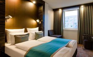 柏林文柏林贝勒福汽车旅馆的酒店客房设有一张大床和窗户