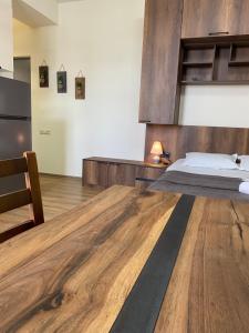 第比利斯Tbilisi cozy apartment的一间卧室配有一张床和一张木桌
