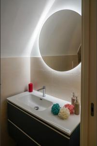 焦维纳佐Arco Felice的一间带水槽和镜子的浴室