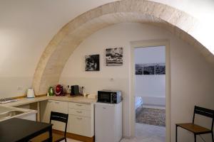 焦维纳佐Arco Felice的厨房设有拱门,配有微波炉