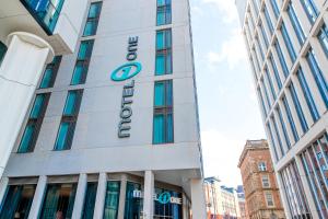 曼彻斯特Motel One Manchester-St. Peter´s Square的建筑物前部的 ⁇ 染