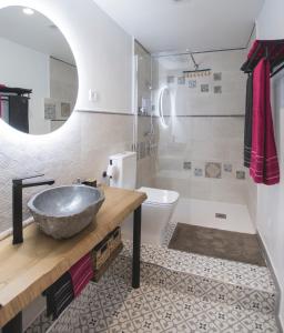 马拉加Emilysuites - Malaga Centro Historico的一间带水槽和卫生间的浴室