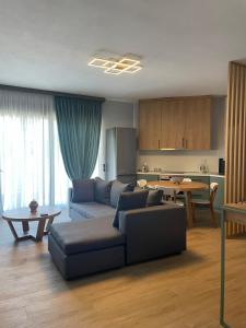 卡瓦拉Kavala Luxury House的客厅配有蓝色的沙发和桌子