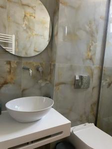 卡瓦拉Kavala Luxury House的一间带水槽、镜子和卫生间的浴室