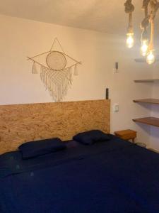 阿卡普尔科Depto con PISCINA PUENTE DEL MAR ACAPULCO的卧室配有蓝色的床,墙上挂着星星