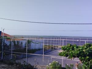 图托亚Pousada Embarcacao的一座网球场,在海洋前设有网
