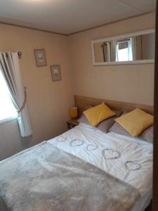 灵伍德Happy place no4的卧室配有白色床、黄色枕头和窗户