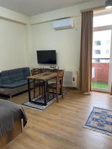 第比利斯Tbilisi cozy apartment的客厅配有桌子和沙发