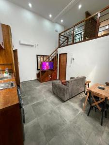 布拉柴维尔Wowo Loft Residence的客厅配有沙发和桌子