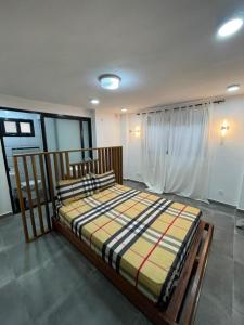 布拉柴维尔Wowo Loft Residence的一间卧室,卧室内配有一张大床