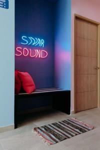 圣萨尔瓦多¡Sivar Sound! Music Design!的墙上有标牌的长凳