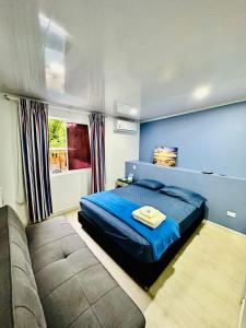 圣安德烈斯Palmare House的蓝色的卧室配有床和沙发