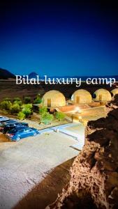 瓦迪拉姆Bilal luxury camp的停车场内有车辆的建筑物