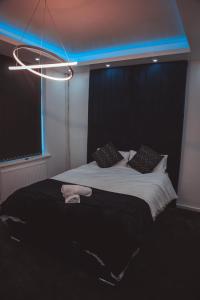 Lumiere luxury apartment的一间卧室配有一张蓝色的大床