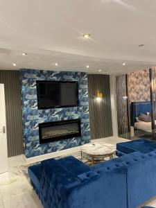 Lumiere luxury apartment的客厅设有蓝色的沙发和壁炉