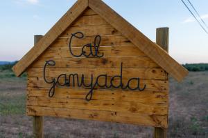 卡尔多纳Cal Ganyada, Casa Rural Cardona的上面有木签,上面有“gendarmeria”字样