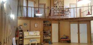 La Maison Jaune de Quirbajou的一间客厅,位于大楼内,设有螺旋楼梯