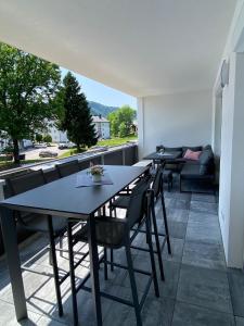 EbenthalWunderschöne, neue Wohnung mit großer Terrasse的庭院配有2张桌子和椅子以及沙发。