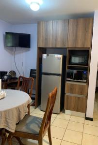 科克Cocomarindo Condo #72的厨房配有桌子和冰箱
