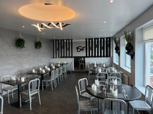 科芙贝拉维斯塔自助式套房酒店的一间带桌椅和吊灯的用餐室