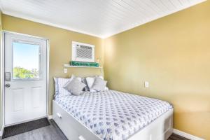 Conch KeyFisherman's Retreat的一间小卧室,配有床和窗户