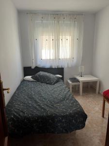 La CarreraLas Canchillas的一间卧室设有一张床和一个窗口