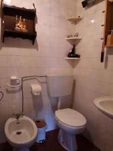 MontezinhoToca do Esquilo - Montesinho的白色的浴室设有卫生间和水槽。