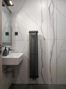 萨格勒布麦迪逊酒店的白色的浴室设有水槽和镜子